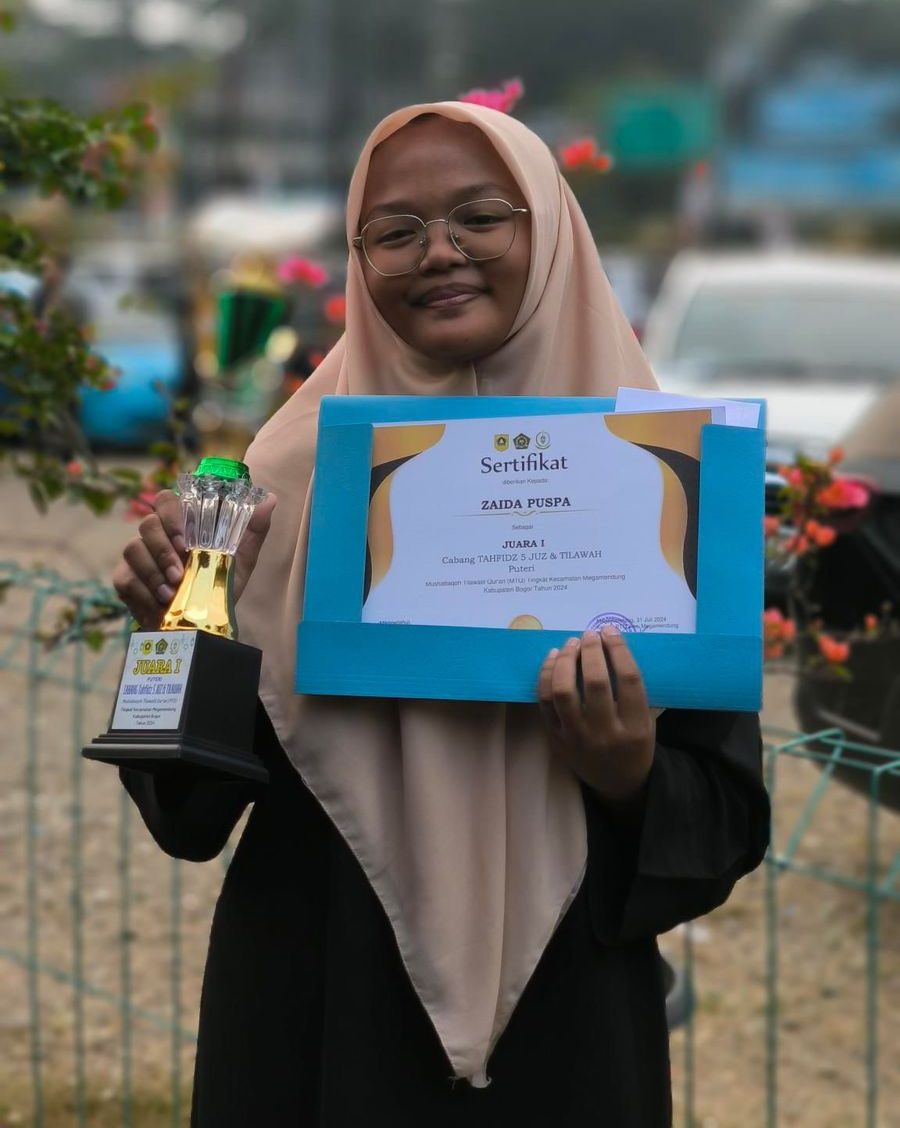 Juara 1 Cabang Tahfidz 5 Juz & Tilawah Santriwati Pondok Pesantren Algebra IIBS