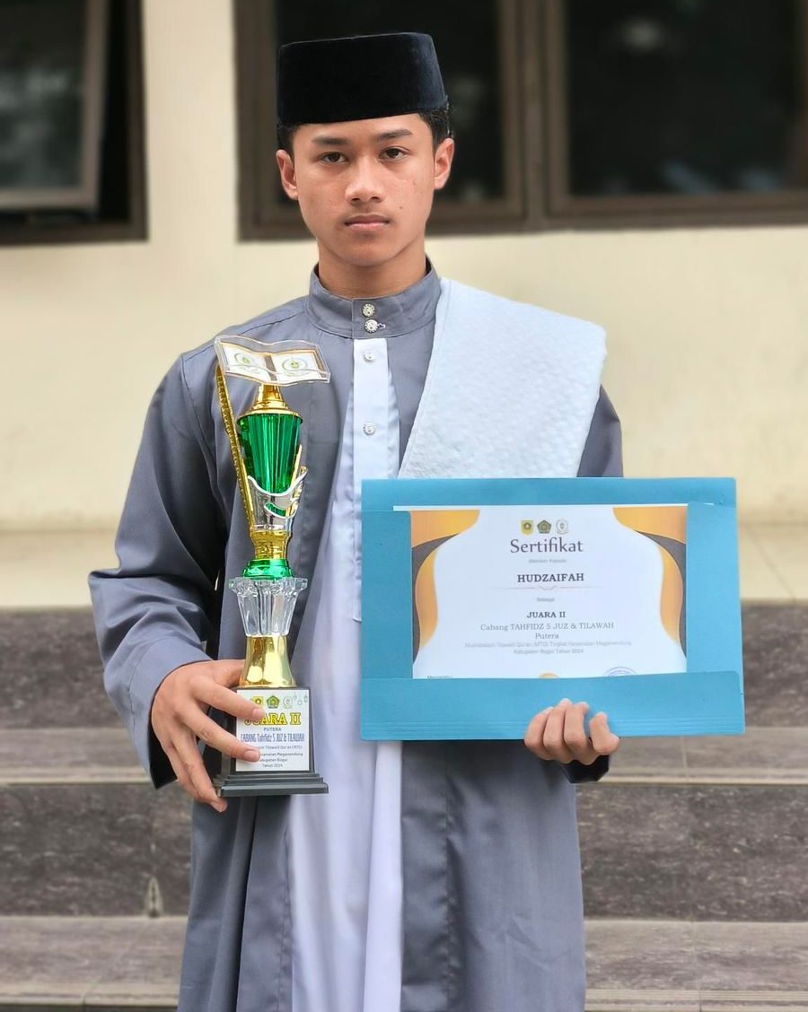 Prestasi santri Pondok Pesantren Algebra IIBS sebagai Juara 2 Tahfidz 5 Juz & Tilawah