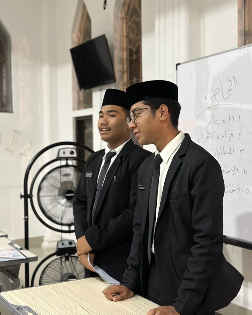 Santri Algebra IIBS sedang mengikuti kegiatan Muhadoroh