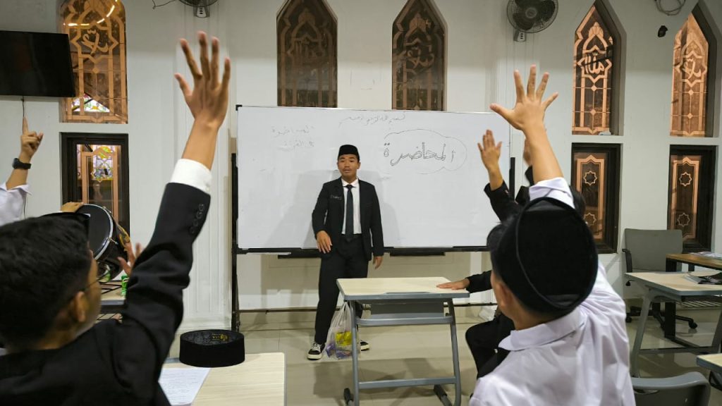 Santri Pondok Pesantren Algebra IIBS sedang melakukan kegiatan kepesanrenan muhadoroh