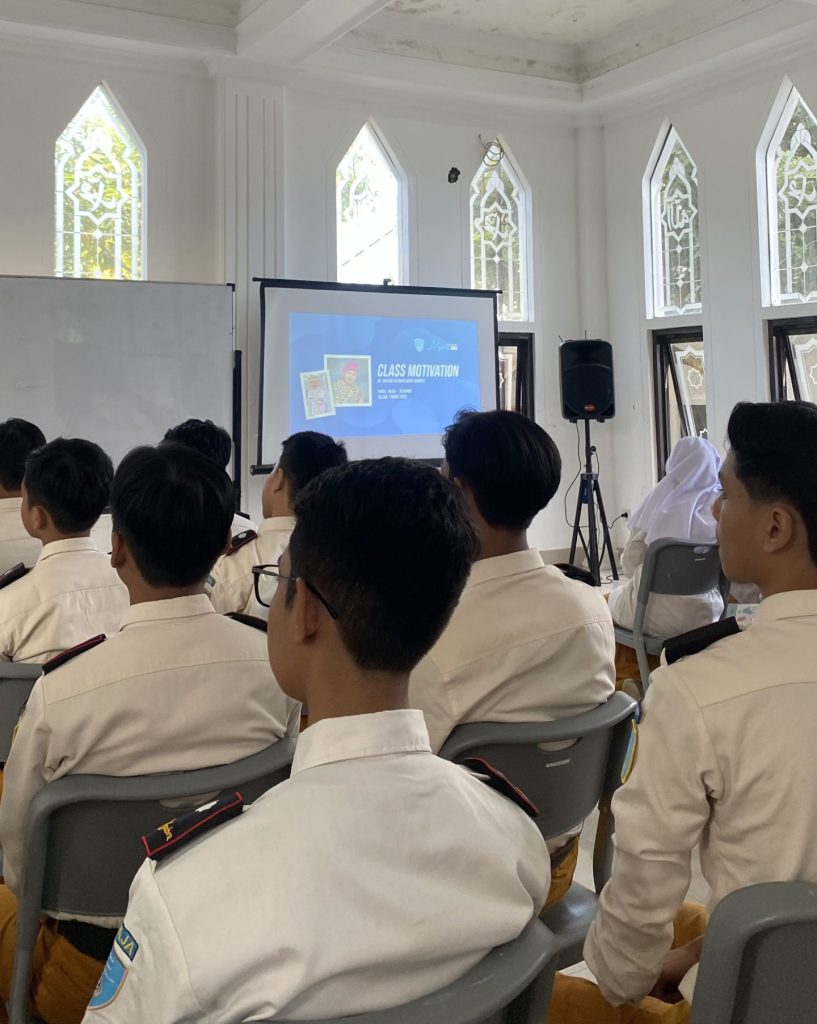 Santri Algebra IIBS sedang mengikuti kegiatan Motivation Class
