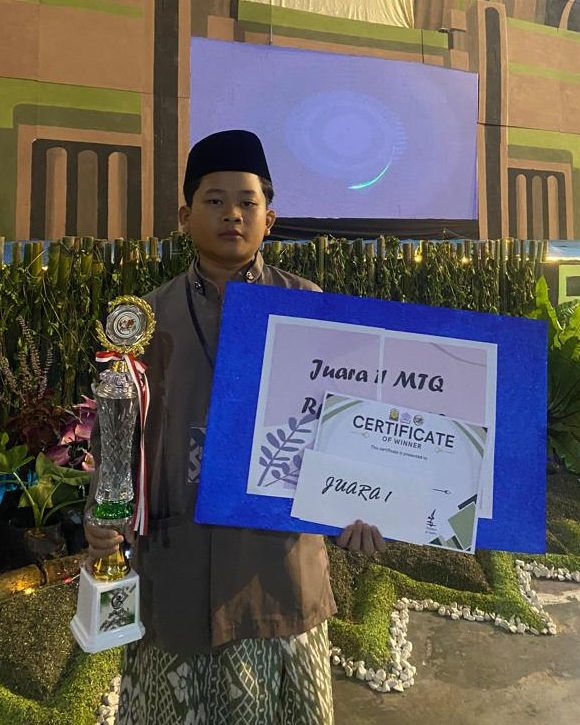 Prestasi santri Pondok Pesantren Algebra IIBS sebagai Juara 1 MTQ